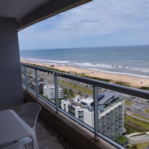 Departamento En Venta De 2 Dormitorios En Edificio Look, Punta Del Este