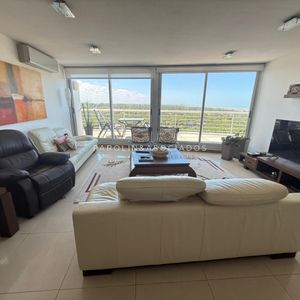 Penthouse En Venta De 3 Dormitorios En Edificio Tressesenta, Punta Del Este