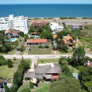 Hermosa Cabaña De 4 Dormitorios En Venta A Metros De Playa Mansa, Punta Del Este