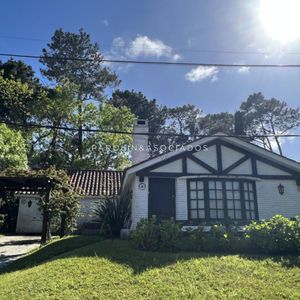 Casa En Venta De 4 Dormitorios Ubicada En Pinares, Punta Del Este