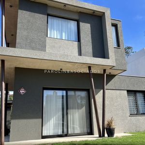 Casa En Venta De 3 Dormitorios En La Barra, Punta Del Este