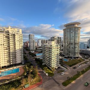 En Venta Apartamento De 2 Dormitorios,  Con Agradable Vista En Mansa, Punta Del Este