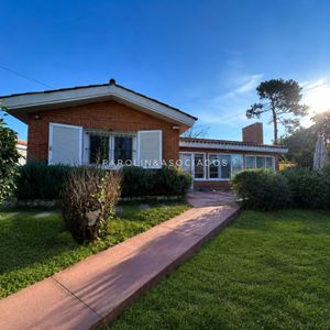 Casa En Venta De 3 Dormitorios En Cantegril, Punta Del Este
