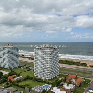 Vende Apartamento De 3 Dormitorios En Wind Tower, Piso Alto Con Vista Al Mar , Punta Del Este