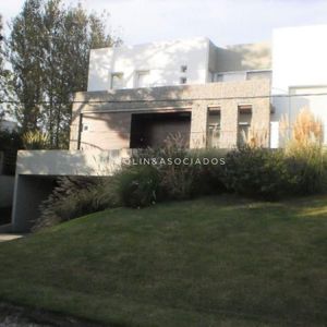 Casa En Venta De 3 Dormitorios En Rincón Del Indio, Punta Del Este.