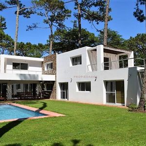 Casa En Venta De 4 Dormitorios A Pasos De La Playa Mansa, Punta Del Este.