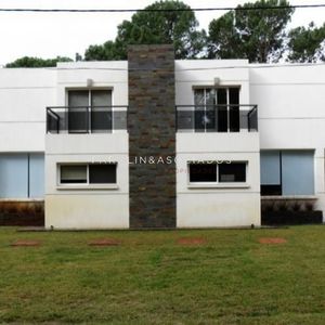 Casa En Venta De 4 Dormitorios En Barrio Club Solanas, Punta Del Este.