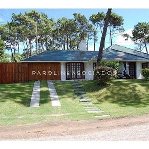 Casa De 3 Dormitorios En Lugano, Punta Del Este