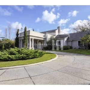 Casa En Venta De 4 Dormitorios En Golf, Punta Del Este.