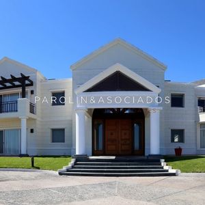 Casa En Venta De 5 Dormitorios En Primera Linea Playa Mansa, Punta Del Este.
