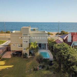 Hermosa Casa En Venta De 4 Dormitorios Frente Al Mar, Punta Del Este.