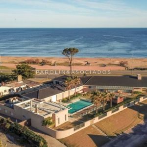 Hermosa Casa En Venta Frente Al Mar, Punta Del Este.