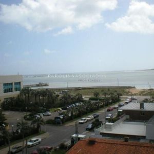Apartamento En Venta De 2 Dormitorios En Season Tower, Punta Del Este.