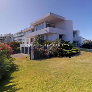 Casa En Venta De 5 Dormitorios En Mansa, Punta Del Este.