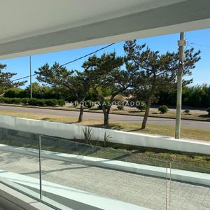Apartamento En Venta Frente La Mar En Punta Del Este.
