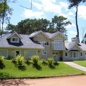 Casa En Venta De 5 Dormitorios En Golf, Punta Del Este