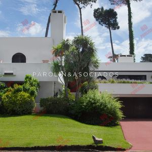 Casa En Venta De 6 Dormitorios En Venta En Lugano, Punta Del Este.