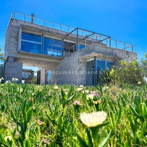 Casa En Venta De 3 Dormitorios En Frente Al Mar De La Juanita, Punta Del Este.