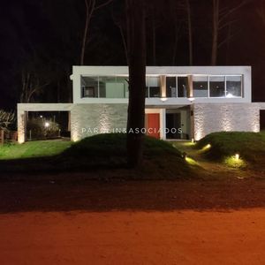 Casa En Venta De 4 Dormitorios En Barrio Privado Solanas, Punta Del Este.