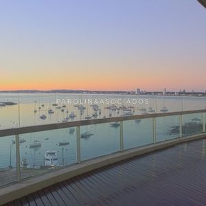 Penthouse De 4 Dormitorios En Venta En Edificio Quay, Punta Del Este.