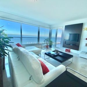 Apartamento En Venta De 2 Dormitorios + Dependencia En Le Parc, Punta Del Este.