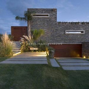 Casa En Venta De 3 Dormitorios En Punta Piedras, Punta Del Este.