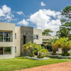 Casa En Venta 4 Dormitorios En Boulevard Park, Punta Del Este.
