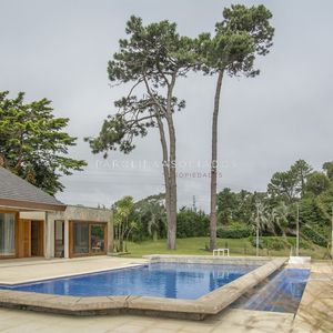 Casa En Venta De Gran Tamaño En Zona Privilegiada, Punta Del Este.