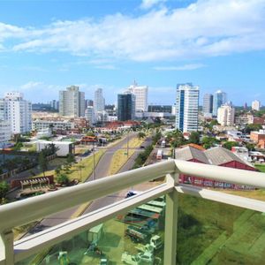 Hermoso Apartamento En Venta Con Agradable Vista Al Mar En Torre Imperiale, Punta Del Este.