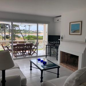 Apartamento De 2 Dormitorios En Venta En Pinares De La Barra, Punta Del Este.