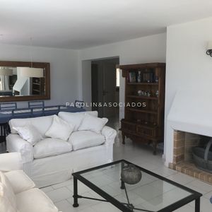 Apartamento En Venta De 2 Dormitorios + Dependencia En Pinares, Punta Del Este.