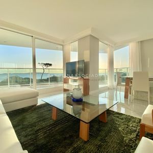 Apartamento De 4 Dormitorios En Venta En Edificio Paramount, Punta Del Este.