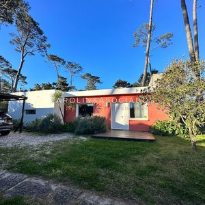 Venta De Casa De 2 Dormitorios Mas Dependencia De Servicio En Punta Del Este