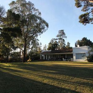 Casa En Venta De 2 Dormitorios En La Arbolada, Punta Del Este.