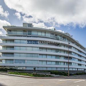 Apartamento En Venta De 3 Dormitorios En Edificio Calypso, Punta Del Este.