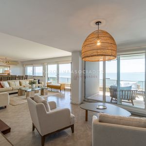 Apartamento En Venta De 3 Dormitorios En Edificio Acantilado, Punta Del Este.