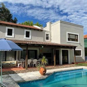 Hermosa Casa En Venta De 4 Dormitorios En Marly, Punta Del Este.