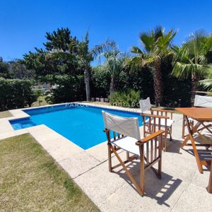 Hermosa Casa En Venta En Montoya A Solo Pasos De La Playa, Punta Del Este.