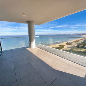 Apartamento De 4 Dormitorios Frente Al Mar En Torre Venetian, Punta Del Este.