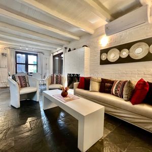 Casa En Alquiler De 2 Dormitorios En Barrio Privado Parque Pinares, Punta Del Este.
