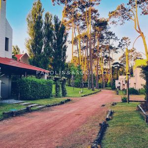 Casa En Venta De 2 Dormitorios En Barrio Privado Parque Pinares, Punta Del Este.