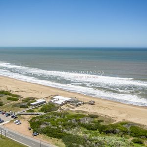Apartamento En Venta En Piso Alto En Edificio Le Parc III, Punta Del Este.