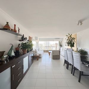 Apartamento De 3 Dormitorios + Dependencia En Venta En Ocean Tower, Punta Del Este.