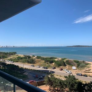Apartamento En Venta Frente Al Mar Con Vista A La Bahía En Torre Venetian, Punta Del Este.