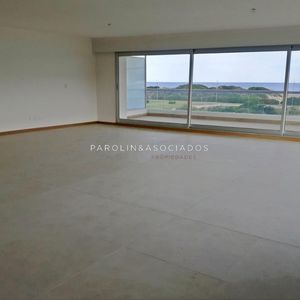 Apartamento En Venta De 3 Dormitorios + Dependencia En Silente, Punta Del Este.