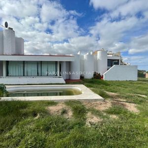 Casa En Venta Sobre La Ruta, Frente Al Mar Punta Del Este.