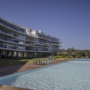 Apartamento En Venta De 3 Dormitorios En Edificio Delamar, Punta Del Este.