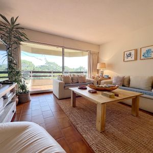 Apartamento De 3 Dormitorios Y Dependencia De Servicio En Edificio Bora Bora, Punta Del Este.