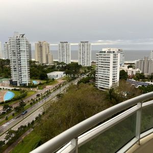 Apartamento En Venta De 3 Dormitorios Ocean Drive, Punta Del Este.