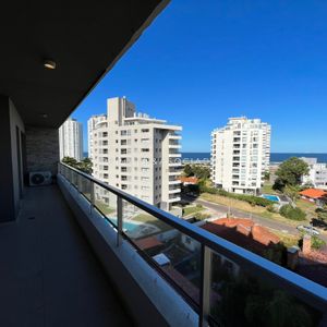 Apartamento De 3 Dormitorios En Venta En Edificio Moon, Brava